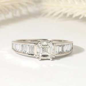 Anillo de Compromiso con Diamante Cultivado en Laboratorio con Corte Asscher y Baguette, Certificado por IGI, en Oro Sólido de 14K, Anillo de Aniversario de Media Eternidad en Platino - Product Image 1