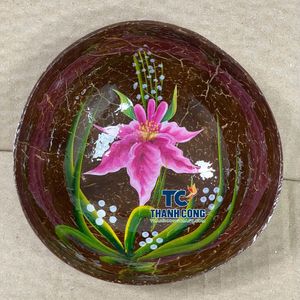 ชามมะพร้าวเคลือบเงาขายส่งจากเวียดนาม ลายดอกลิลลี่สีชมพูเพ้นท์มือ งานฝีมือคุณภาพสูง เป็นมิตรกับสิ่งแวดล้อม ของที่ระลึกจากทรอปิคอล เหมาะสำหรับรีสอร์ท - Product Image 1