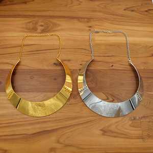 Collar de Oro y Plata con Diseño de Luna Creciente, Joyería Moderna Minimalista, Gargantilla Atrevida - Product Image 1