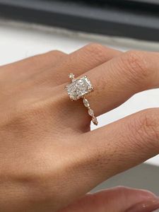 Bague de fiançailles de luxe à taille radiant avec pierres latérales marquise en or 14 carats, bijoux fins, diamant de laboratoire, fabricant - Product Image 2