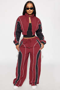 Pantalon de survêtement coupe-vent léger en tissu tissé avec passepoil contrastant rouge bordeaux, marque privée, pour hommes, fabricant de bas de tenue mode - Product Image 2
