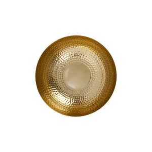 Bol décoratif en métal fait main avec texture martelée, finition dorée, design glamour pour le service alimentaire, les cadeaux et la décoration. - Product Image 5