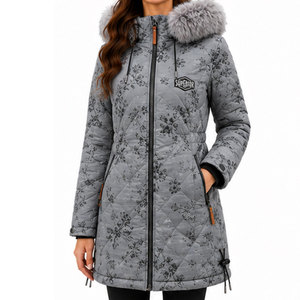 Abrigo largo de invierno para mujer con capucha de piel sintética, material transpirable e impermeable y características prácticas. - Product Image 1