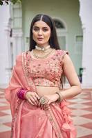 AARIKA TEXTILE Lehenga de Mariée Traditionnel de Luxe Premium Or Écrasé avec Broderie de Fil et de Paillettes, Blouse et Dupatta pour Mariage Ethnique