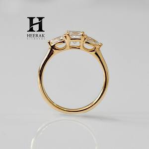 Anillo de Diamante con Corte Princesa Cultivado en Laboratorio, Certificado por IGI, Oro Amarillo de 14K, Anillo de Compromiso de Tres Piedras, Piedras Laterales en Forma de Pera, Diamante de Laboratorio - Product Image 2
