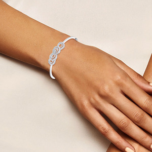 Bracelet spirale élégant en or blanc 18 carats avec diamants de laboratoire, design circulaire complexe, pierres étincelantes, sophistiqué pour femmes - Product Image 3