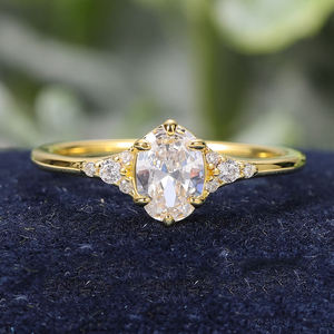 Bague cocktail vintage en or massif 14 carats avec diamant de laboratoire rond, sertie à griffes, style hip-hop unisexe - Product Image 1