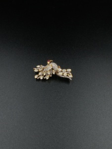 Amaira Jewels SM-913 Broche de Lujo con Diseño de Pavo Real Dorado, Cristales de Corte Marquesa con Engaste Pavé, Joyería Fina Unisex, Regalo, Plata 925, 24k - Product Image 1