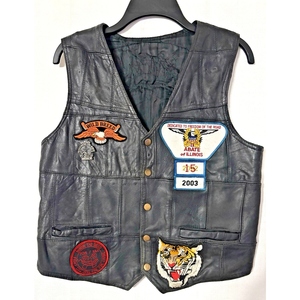 Gilet de motard en cuir véritable personnalisé avec patchs brodés, fermeture à boutons-pression, plusieurs poches et grands patchs au dos ! - Product Image 1