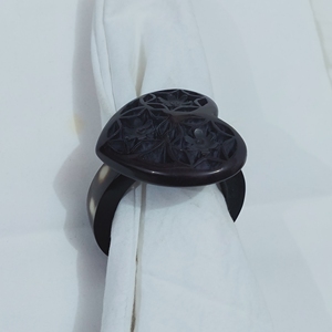 Anneau de serviette en résine en forme de cœur, élégant motif floral ajouré, décoration de table, accent décoratif pour maisons modernes - Product Image 3