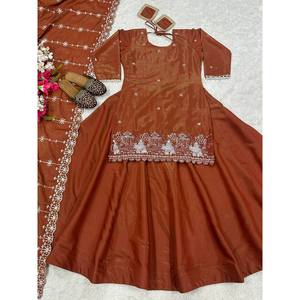 Ensemble de costume en satin de créateur avec broderie multi-aiguilles à sequins - Product Image 3