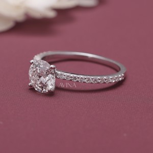 แหวนหมั้นเพชรเม็ดเดี่ยวทรงกลมที่ผ่านการรับรองจาก IGI พร้อมด้วยแถบ pavé สีขาว/กุหลาบและสีเหลืองทอง18K - Product Image 2