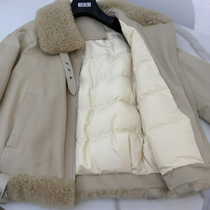 Manteau court en duvet d'oie respirant pour femme avec col en fourrure de renard et manches en fourrure véritable, fermeture éclair, design original pour l'hiver - Product Image 4