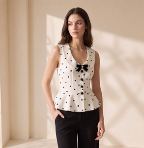 Blusa Vintage Blanca de Terciopelo con Lazo y Botones Delanteros, Cuello Peter Pan, Sin Mangas, con Peplum y Estampado de Puntos para Mujer, Estilo FIORA, ODM OEM - Product Image 3
