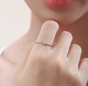 แหวนเงินแท้รูปพระจันทร์เสี้ยวเล็กพิเศษ ดีไซน์เรียบง่ายและมินิมอล - Product Image 2