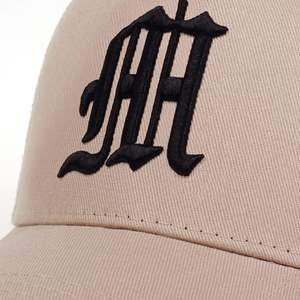 Gorras Trucker Deportivas Personalizadas con Logotipo Bordado 3D en Relieve, Visera Curva, 6 Paneles, Gorras de Béisbol 100% Poliéster con Malla y Cierre a Presión, MOQ Bajo - Product Image 5