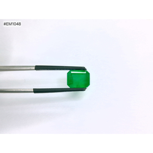 มรกตธรรมชาติจากแซมเบีย รูปทรงแปดเหลี่ยมเจียระไน 4.36 กะรัต คุณภาพดี สีเขียวเข้ม ความใสสูง เหมาะสำหรับงานประดิษฐ์จี้หรูหรา - Product Image 1