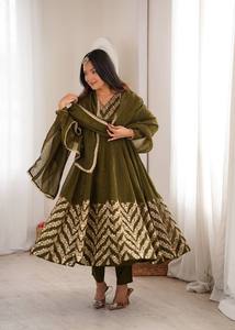 Ensemble indien pakistanais vert olive brodé en soie froissée, longueur ras du sol, séchage rapide, comprenant un haut Anarkali à manches longues, un pantalon palazzo et un dupatta - Product Image 2