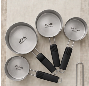 Juego de 4 Tazas Medidoras de Acero Inoxidable de Diseño Moderno Premium con Asas Negras, Ideales para Tareas Precisas de Cocina y Repostería - Product Image 1