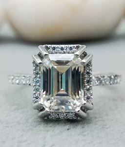 Anillo de compromiso y boda de oro con diamante talla esmeralda para mujer, ideal para fiestas - Product Image 1