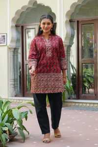 Colección de Kurtis Anarkali con Estampado Floral y Kurtis Cortos de Algodón en Azul y Marrón con Cuello Mandarín y Manga Tres Cuartos para Mujer - Product Image 2