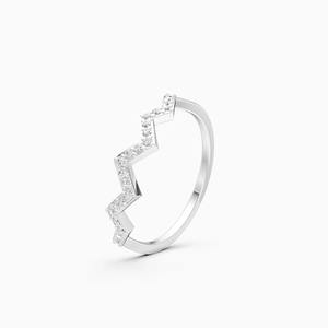 Anillo Zigzag Crown con diamantes cultivados en laboratorio de 0.16 quilates en oro amarillo de 9 quilates, oro blanco y oro rosa - Product Image 2