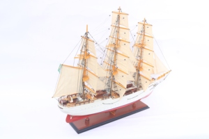 Maqueta de Barco de Plataforma Alta Cisne Branco Hecha a Mano con Madera de Plantación - Réplica a Escala del Buque de Entrenamiento de la Armada Brasileña para Decoración de Hogar u Oficina - Product Image 5
