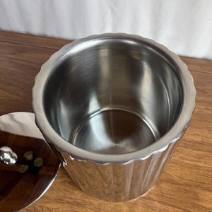 Cubo de hielo de metal con acabado plateado de lujo y tapa, perfecto para bares domésticos, bares de hoteles y uso como regalo. Venta al por mayor desde India. - Product Image 2