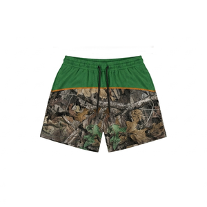 Shorts de malla de poliéster premium de 160 GSM con panel de camuflaje verde, transpirables, sublimados, con logo personalizado para hombre. - Product Image 1