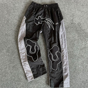 กางเกงแทร็คไนลอนลายกราฟิกทันสมัยสำหรับผู้ชาย เอวยางยืด ทรงหลวม น้ำหนักเบา กันลม แต่งแถบสีตัดกัน จำหน่ายส่ง - Product Image 3