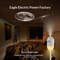 Mini proyector con luz nocturna, lámpara de ambiente de cielo estrellado alimentada por USB, luz decorativa ajustable de 360 ​​grados para dormitorio, 24 diapositivas de linterna