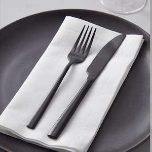 Ensemble de couverts minimalistes noirs mats en acier inoxydable, compatibles lave-vaisselle, essentiels pour les dîners de mariage - Product Image 4