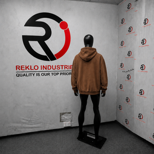 Sudadera con capucha marrón oversize con cremallera completa para hombre, estilo streetwear, con estampado gráfico 'Wanted', hombros caídos, corte casual y a la moda. - Product Image 4