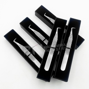Pince à cils RMI Silver Shiny 90 degrés pour volume, avec pointe diamant et grip, pour extensions de cils / Emballage boîte noire - Product Image 1