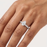 Anillo de Compromiso Clásico con Diamante Cultivado en Laboratorio con Corte Pera en Platino con Halo y Diamantes Laterales para Mujer