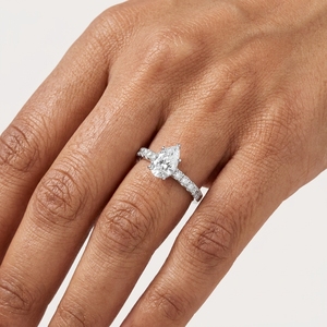 Bague de fiançailles classique en platine avec diamant de laboratoire taille poire, halo et diamants latéraux pour femme - Product Image 3