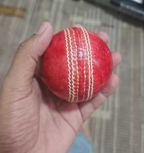 Pelota de Cricket de Cuero Rojo, Pelota de Entrenamiento para Partidos de Prueba, Pelota de Cricket con Logotipo Personalizado para Uso en Partidos Deportivos - Product Image 4