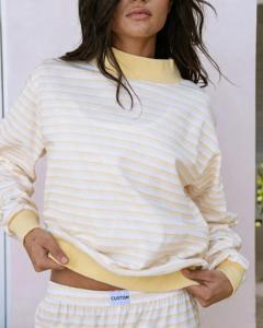 Sweat-shirt respirant style universitaire à col montant en tissu éponge avec lettres brodées sur le devant pour femme - Product Image 2