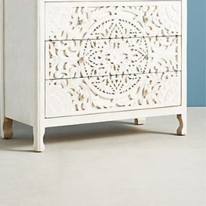 Commode de luxe artisanale en bois massif à 3 tiroirs, ornée de sculptures florales mandala et de motifs Jaali, finition blanc antique. - Product Image 3
