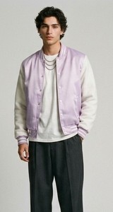 Veste universitaire unisexe en satin violet lilas style streetwear avec manches rayées côtelées, col montant et fermeture boutonnée, épaisseur standard - Product Image 2