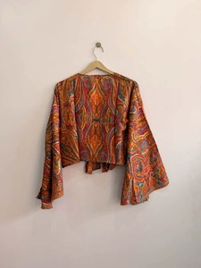 Haut court bohème en soie indienne recyclée avec manches cloche, style sari, pour femme, idéal pour les festivals - Vente en gros - Product Image 6