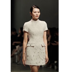 เดรสหรูหราขายดีสำหรับผู้หญิง MOGAN EMB MINI DRESS ผ้าถักสีเบจ แต่งขนนก ประดับมุก เดรสผู้หญิงสวยสง่า - Product Image 4