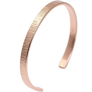 Brazalete de Cobre Martillado de Fábrica, Brazalete Abierto Geométrico Moderno Personalizable en Venta - Product Image 5