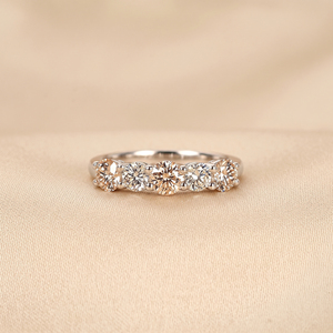 Bague en diamant rose et blanc cultivé en laboratoire |   Bague en or 10 carats avec diamant rond pour femme |   Bijoux en diamant alternés |   Cadeau de mariage élégant - Product Image 2