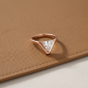 Bague de fiançailles tendance en argent sterling 925 avec zircone cubique, coupe triangulaire en V de 1,00 carat, cadeau d'anniversaire - Product Image 5