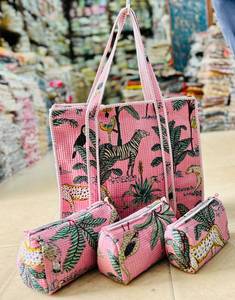 Nuevo Bolso Tote Acolchado Rosa de Lujo Hecho a Mano con 3 Bolsas con Cremallera a Juego, Estampado de Selva/Safari, Bolso de Hombro de Algodón - Product Image 3