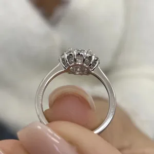 Anillo de Compromiso con Halo de Diamantes Cultivados en Laboratorio de Corte Redondo de 2.50 Quilates en Oro Blanco de 14k - Product Image 3