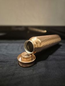 Bouteille d'eau en cuivre au design simple et épuré, vaisselle ayurvédique écologique réutilisable et anti-fuite pour une hydratation minimaliste au quotidien. - Product Image 3