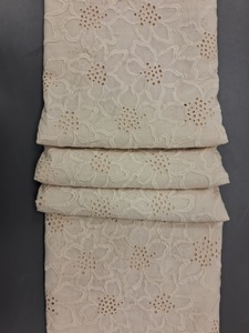 Tissu en coton blanc de qualité supérieure avec broderie Schiffli - Motifs floraux et ajourés pour ensembles coordonnés et robes - Product Image 4