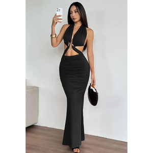 Vestido de noche maxi ajustado con corte halter, escote recortado, anillo metálico frontal, espalda descubierta y fruncido, ideal para fiestas. - Product Image 2